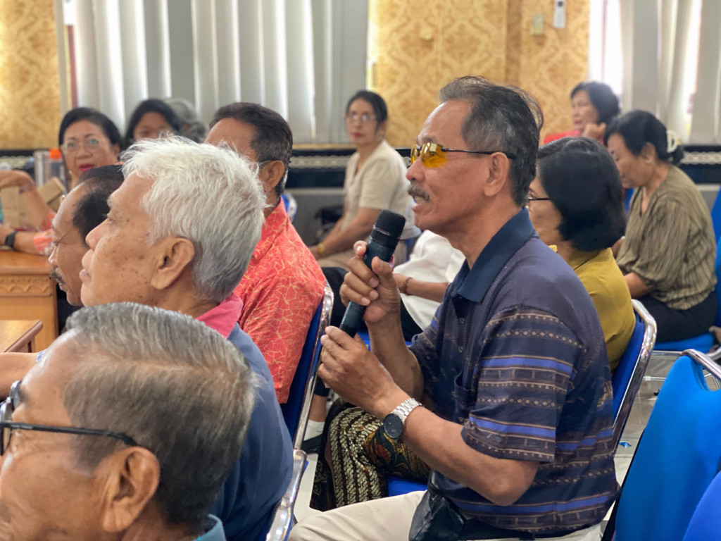 Lansia Desa Dalung Antusias Ikuti Sesi Tanya Jawab Pengelolaan Stres di Sekolah Lansia